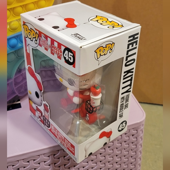 Hello KITTY Funko # 45 + Pop it Fidget Hello Kitty - Picture 7 of 16